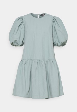 Lyhythihainen vaaleansininen mekko, jossa on puffattu hiha, kerätty vyötärö ja levenevä hame. Valmistettu teksturoidusta puuvillakankaasta ja jossa on avainaukko selkäpuolella.