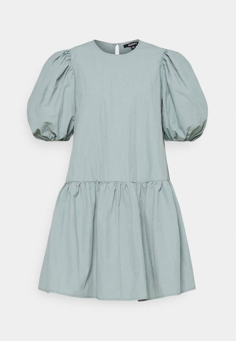 Korteke mouwen, lichtblauwe jurk met puffed sleeves, een gegatherde taille en een uitlopende rok. Gemaakt van gestructureerde katoenen stof met een keyhole achterkant.
