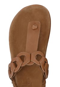Sandalo in pelle marrone con suola piatta, superficie liscia e una catena decorativa a collegamento nella parte superiore con un connettore centrale a strappo.