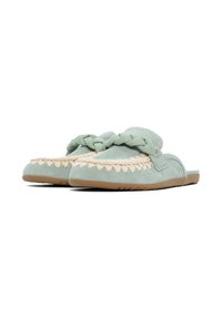 Pantofole verdi in suede con dettagli intrecciati, cuciture ondulate e suola piatta in gomma marrone, progettate per uso interno.