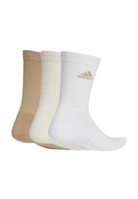 Trois paires de chaussettes en beige, crème et blanc. Texture côtelée, longueur mi-mollet, avec le logo Adidas en doré sur la paire blanche.