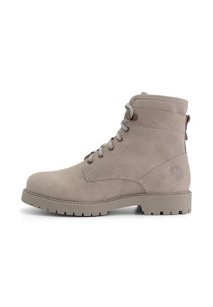 Beige suède enkellaars met grijze veters, ronde neus, gevoerde kraag en een textuurrubberzool met kleine noppen voor grip.