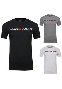 Drei kurzärmlige T-Shirts in Schwarz, Grau und Weiß. Jedes zeigt das Jack & Jones-Logo in großer Schrift über der Brust. Aus Baumwollmaterial.