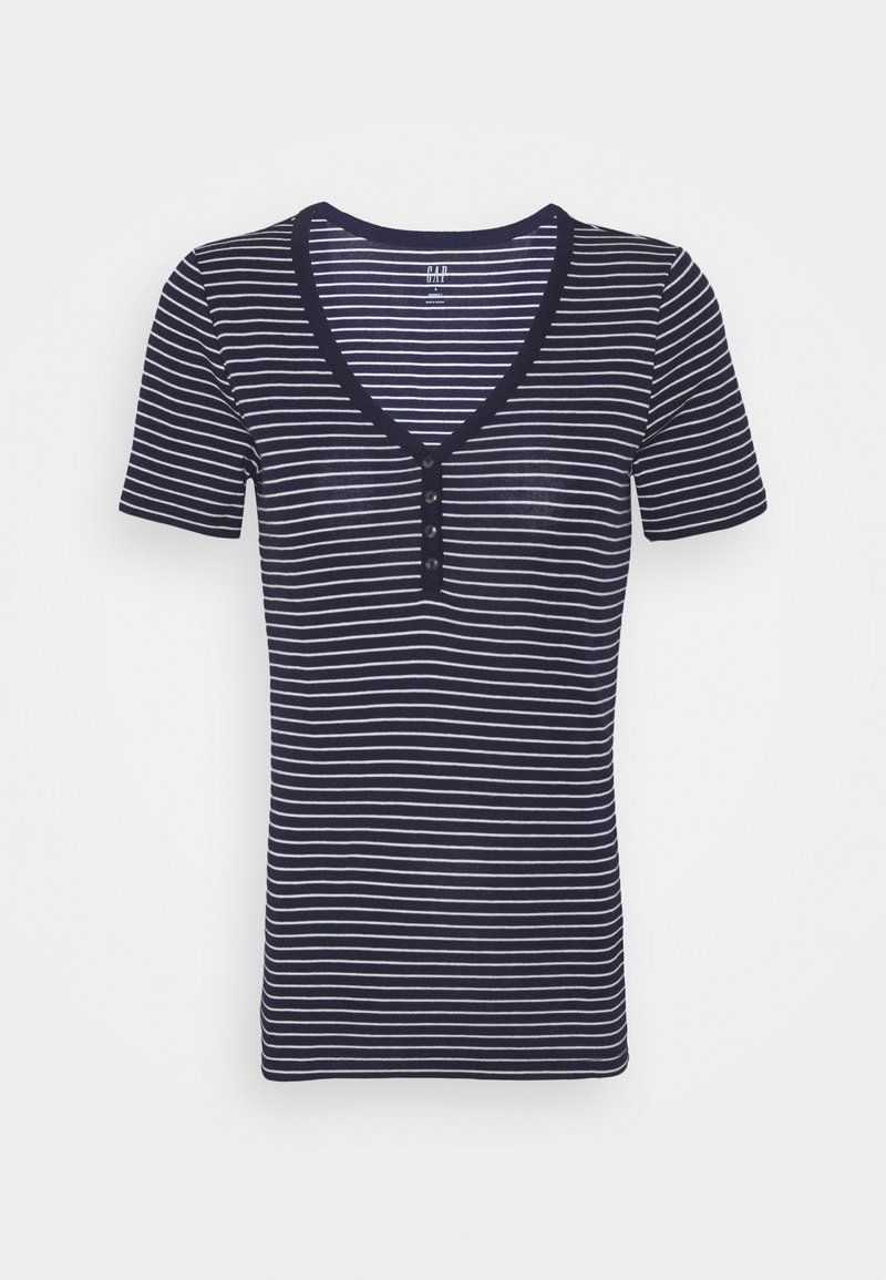 Chemise bleu marine à manches courtes avec des rayures horizontales blanches, col en V et quatre petits boutons noirs sur la patte de boutonnage devant.