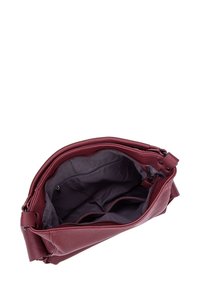 Borsa a tracolla in pelle bordeaux con una superficie testurizzata, dotata di chiusura con zip e tasche interne, con un rivestimento in tessuto scuro e liscio.