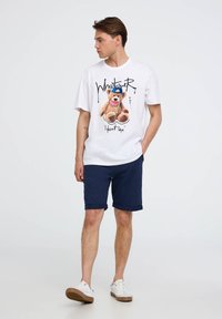 Terranova CON ORSETTO E SCRITTE - T-shirt con stampa - bianco ottico