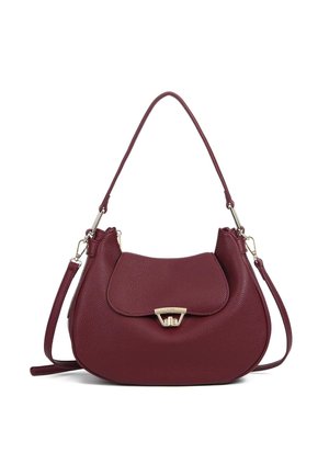 Borsa a mano in pelle bordeaux con forma arrotondata, superficie testurizzata, chiusura a pattina e dettagli in metallo dorato. Presenta una tracolla.