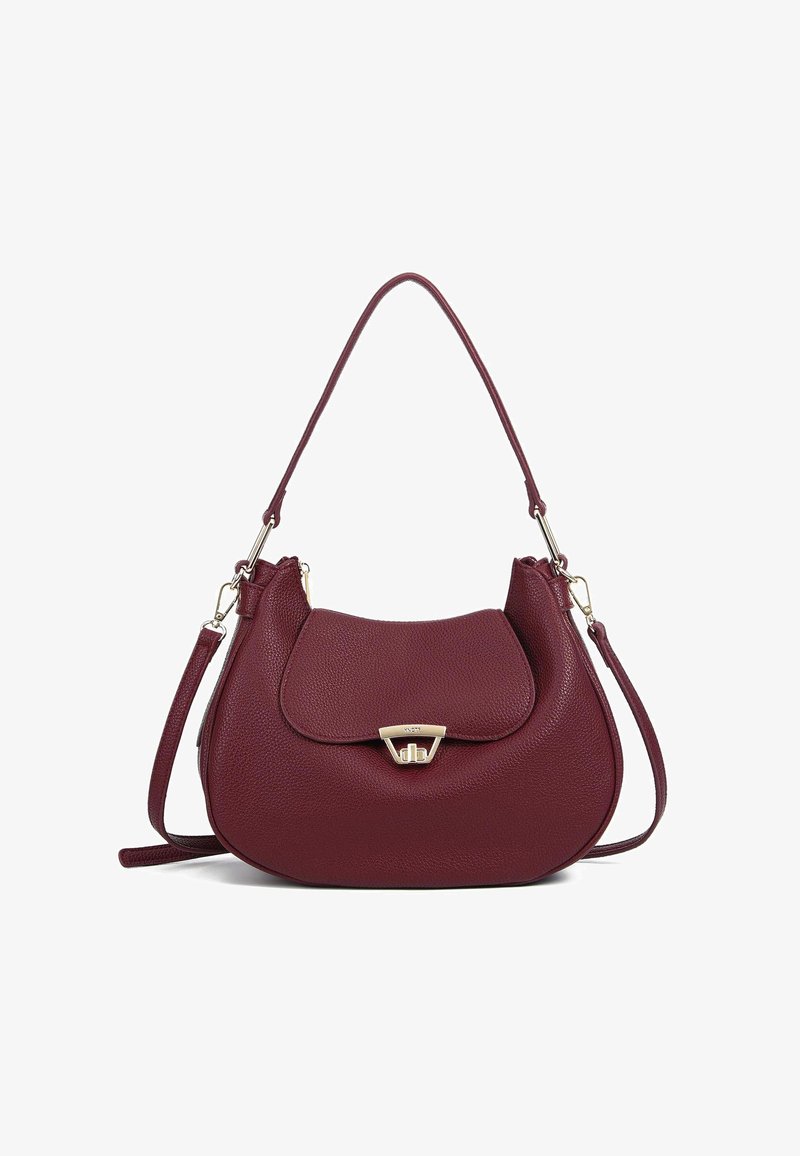 Borsa a mano in pelle bordeaux con forma arrotondata, superficie testurizzata, chiusura a pattina e dettagli in metallo dorato. Presenta una tracolla.