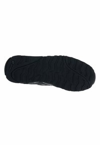 Suola di scarpa sportiva nera con un motivo di battistrada ondulato, materiale in gomma testurizzato e punta arrotondata, con un logo visibile sul tallone.