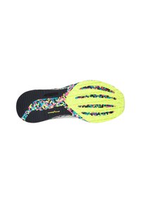 Semelle de chaussure avec des sections noires, multicolores à motifs et jaunes vif, arborant la marque Goodyear et un motif de semelle texturé pour une adhérence optimale.