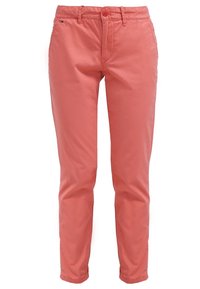 Koralowe chinosy o dopasowanym kroju, wykonane z lekkiej bawełny. Zawierają zapięcie na guziki, szlufki na pasek oraz kieszenie boczne. Gładka faktura.