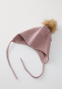 Rosa Strickmütze mit spitzem Design, Ohrenschützern und Bändern. Mit einem flauschigen, beige Pompon auf der Oberseite. Weicher, strukturierter Stoff.