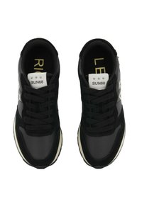 Sneakers neri con tomaia in pelle liscia e suede, dotati di lacci neri, suola bianca e dettagli con logo sulla linguetta e sul lato.