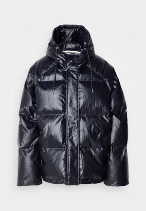 Granatowa kurtka puchowa o błyszczącej powierzchni, z kapturem i sznurkiem ściągającym. Posiada pikowane sekcje oraz boczne kieszenie; wykonana z materiału syntetycznego.