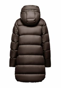 Lange, gewatteerde, donkerbruine winterjas met horizontale stiksels en een grote, aangehechte capuchon, van achteren weergegeven op een witte achtergrond.