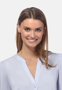 Lichtblauwe zijden blouse met een V-hals, knoopsluiting en korte mouwen met subtiele plooien. Glad textuur en delicate design.