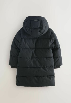 Schwarze Steppjacke mit Kapuze, ausgestattet mit genähten Einsätzen zur Isolierung, elastischen Bündchen und einem Logo auf dem Rücken.
