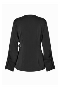 Černá blůza s kulatým výstřihem, dlouhými rukávy a nařasením na zadní straně. Vyrobena z hladké tkaniny s přiléhavým střihem a manžetami na knoflíky.