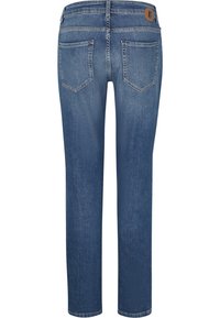 Jean en denim de bleu moyen, avec une coupe droite, deux poches à l'arrière et une étiquette en cuir avec marque sur la taille.