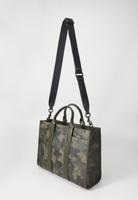 Borsa tote con motivo camouflage in verde scuro e nero, dotata di doppi manici superiori e una tracolla regolabile. Tessuto testurizzato con accenti lisci.