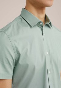WE Fashion FUNDAMENTALS - Marškiniai - green