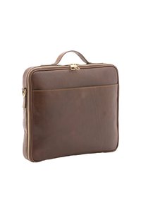Custodia per laptop in pelle marrone con una texture liscia, chiusura a doppia cerniera e un manico corto. Tasca posteriore con dettaglio di cucitura a contrasto.