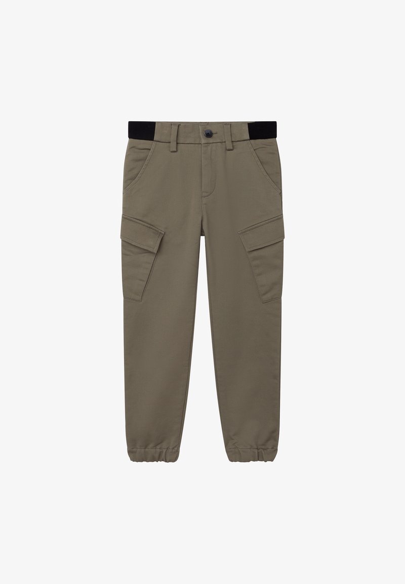 Kaki cargobroek met een zwarte elastische tailleband, voorzien van meerdere zijzakken en een taps toelopende pijpdesign. Glad stoffen afwerking.