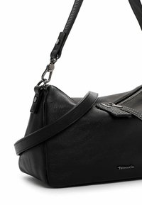 Sac à bandoulière en cuir noir avec fermeture éclair argentée, sangle amovible avec attaches métalliques et petit logo Tamaris à l'avant.