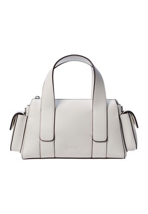 Τσάντα χειρός από κρεμ δέρμα με διπλές κορυφαίες λαβές, πλαϊνές τσέπες και διακριτικό λογότυπο Calvin Klein στο κέντρο μπροστά.