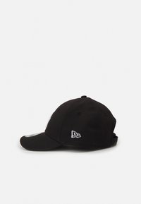 Juodas beisbolo kepurė su išlenktu bumbulu, struktūrine viršūne ir reguliuojama juosta gale. Šone yra baltas logotipas.