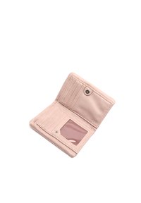 Světle růžová kožená peněženka s několika sloty na karty, průhledným oknem na ID a zacvakávacím uzávěrem. Hladký povrch a minimalistický design.