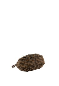 Sac à main en tissu marron avec motif logo double F marron foncé et bandoulière chaîne dorée sur fond blanc uni.