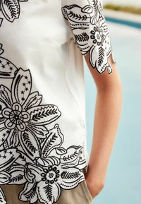 Next SHORT SLEEVE EMBROIDERED  REGULAR FIT - Pluus - white black