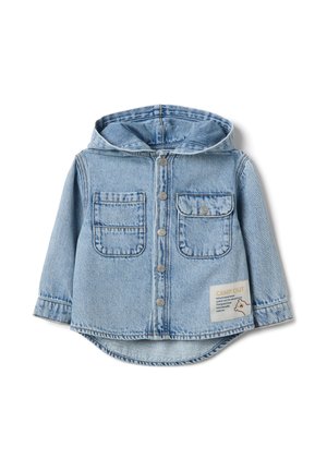 Lichtblauw denim overhemd met capuchon, knoopsluiting, twee borstzakken en een stoffen label met "CAMP OUT" aan de onderkant. Zachte textuur.