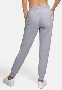Grå bomullssweatpants med en avsmalnande design, elastisk midja och mudd. Utrustad med detaljer som en slät yta och inga synliga mönster.