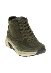 Olivgrüne Wildleder-Stiefeletten mit runder Zehenpartie, Schnürung vorne und kontrastierender hellgrauer Gummisohle. Texturiertes Obermaterial.