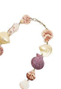 Naszyjnik z wielu muszelek o różnych naturalnych kolorach: różowym, fioletowym i beżowym, połączony złotym osprzętem.