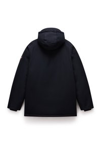 Námořnická voděodolná bunda s kapucí, hladkým povrchem, dlouhými rukávy a logem na levém rameni, minimalistický design.