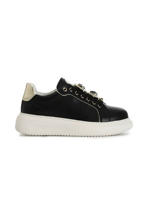 Sneakers in pelle nera con suola in gomma bianca, dettagli in oro e gemme decorative sui lacci. Presentano una punta arrotondata e un tallone a contrasto.