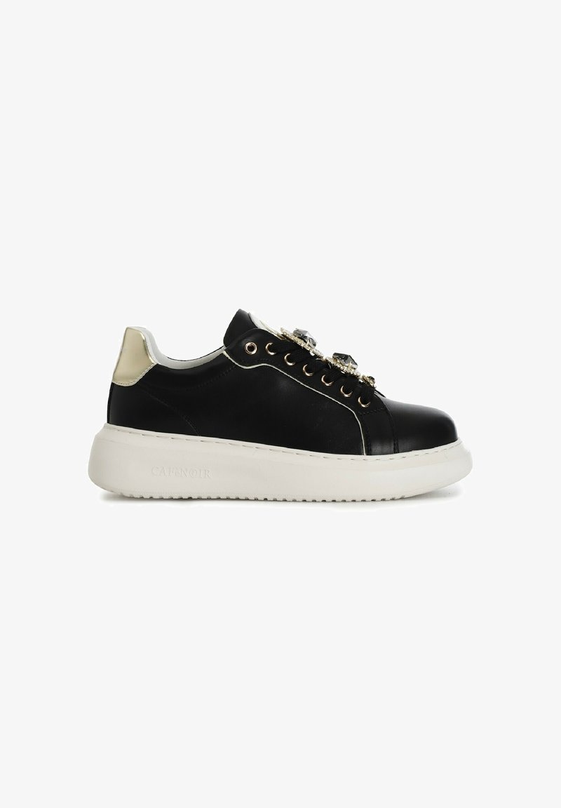 Sneakers in pelle nera con suola in gomma bianca, dettagli in oro e gemme decorative sui lacci. Presentano una punta arrotondata e un tallone a contrasto.
