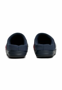 Scarpe slip-on blu navy con colletto imbottito, tomaia in tessuto morbido e suola in gomma testurizzata. Accento rosso sul lato. Interno testurizzato.
