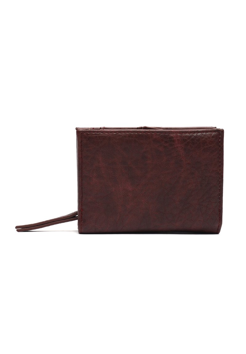 Brązowy skórzany portfel o teksturowanej powierzchni, prostokątnym kształcie i bocznym suwak. Posiada smukły design oraz przymocowaną skórzaną pętelkę.