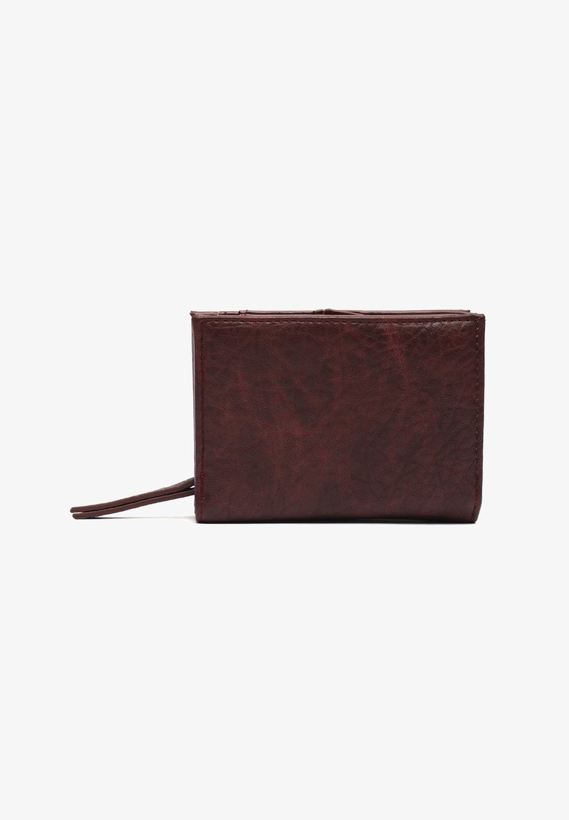 Brązowy skórzany portfel o teksturowanej powierzchni, prostokątnym kształcie i bocznym suwak. Posiada smukły design oraz przymocowaną skórzaną pętelkę.