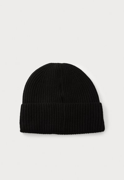 Svart ribbad stickad mössa med en vikbar kant, som har ett strukturerat tyg och en rundad topp. Enkelt, diskret design utan utsmyckningar.