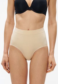 Chiloți bej cu talie înaltă, din material neted, cu talie elastică, având cusături minime și un design fără cusături.