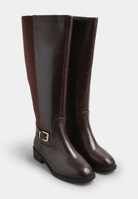 Bruna läderknästövlar med en texturerad brun tygpanel, gyllene spänne och låga blockklackar. Slät yta och dragkedjestängning.