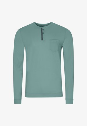 Camisa de manga larga color verde agua, fabricada en una tela suave. Presenta un cuello redondo, una tapeta de tres botones y un bolsillo en el pecho. Diseño sencillo.