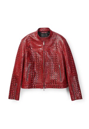 Chaqueta roja de cuero sintético con estampado de cocodrilo, con cremallera frontal, bolsillos laterales con cremallera y puños con cremallera, exhibida sobre un fondo blanco.