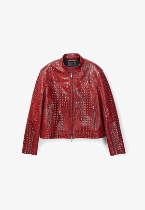 Rote Kunstkroko-Lederjacke mit Frontreißverschluss, seitlichen Reißverschlusstaschen und Reißverschluss an den Ärmelabschlüssen, präsentiert auf weißem Hintergrund.