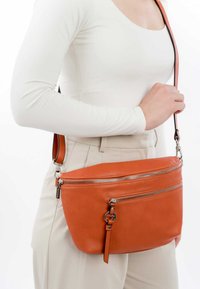 Tamaris NELE - Sac bandoulière - rust